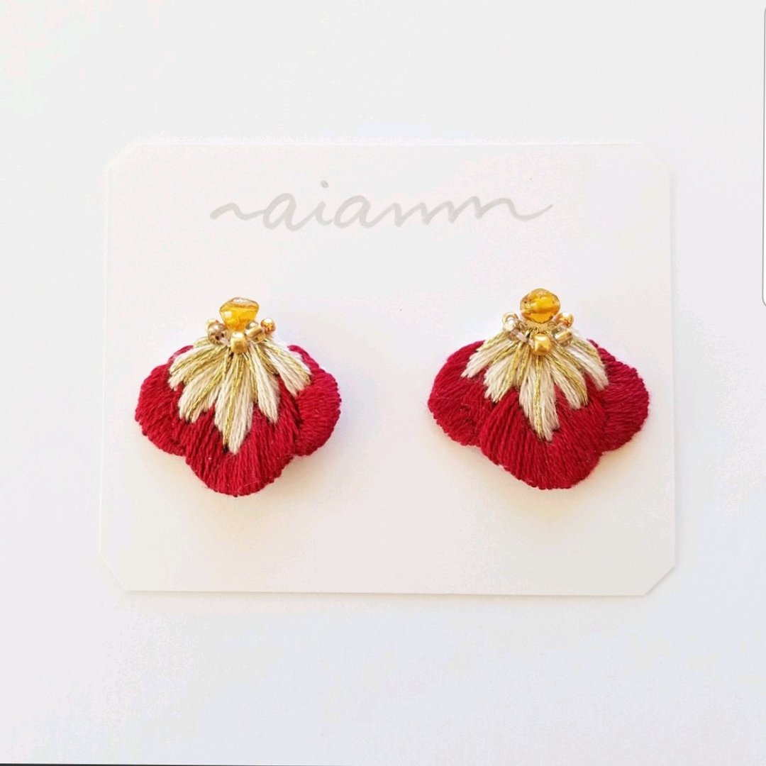 Embroidered Petal Earring Red - 耳环/耳夹 - 绣线 红色
