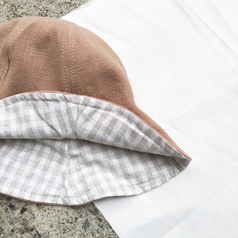 格 / 浅咖 格子 / 渔夫帽 花朵帽 双面 - 帽子 - 棉．麻 