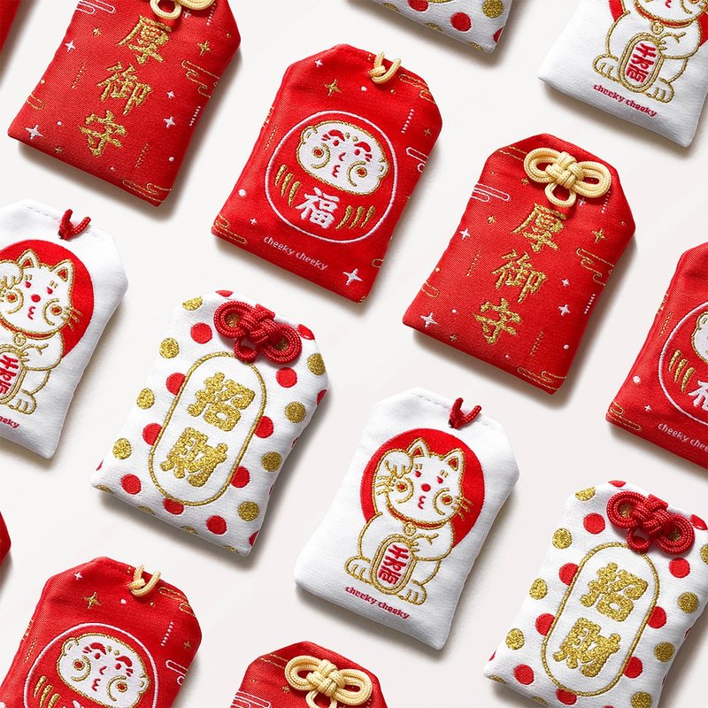 cheeky cheeky 厚面子 达摩 招财猫 御守 中指 招财  刺绣 新年 - 吊饰 - 绣线 白色