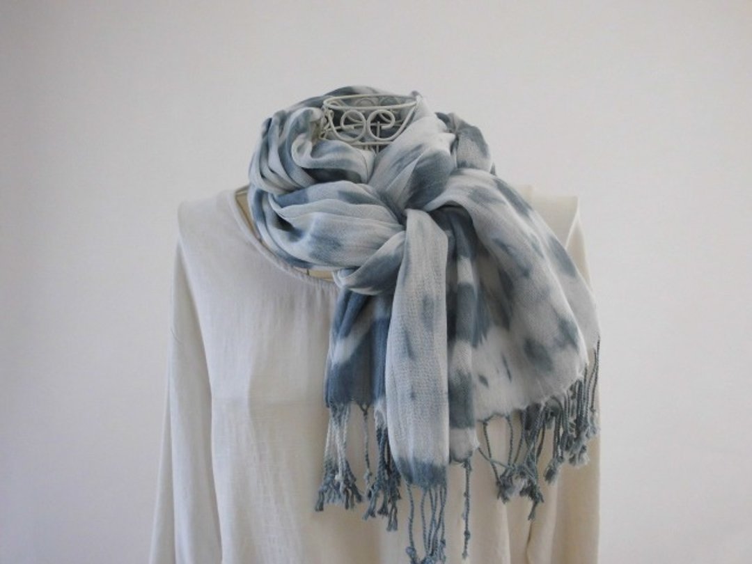 Indigo dyeing x Bengala dyeing, gray that feels the sea, tie dyeing, large format, cotton, long stole - 丝巾 - 棉 灰色