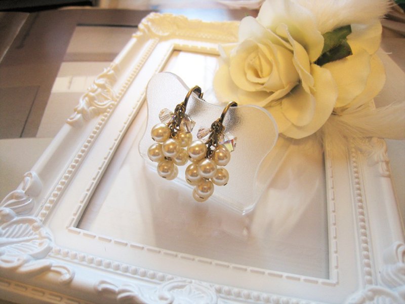 Silky Pearl & Swarovski Crystal Earrings / SMC : Cream - 耳环/耳夹 - 珍珠 金色