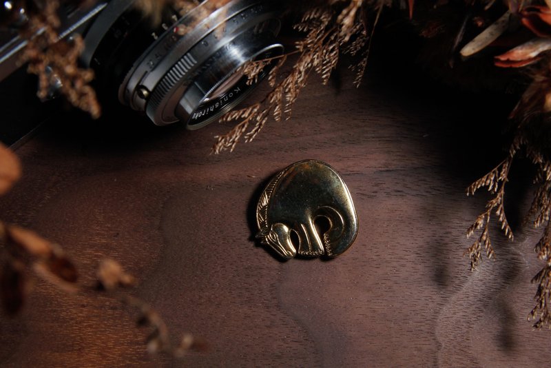 【古董饰品/西洋老件】美国Laurel Burch小胖马两用古董坠子胸针 - 胸针 - 其他金属 金色