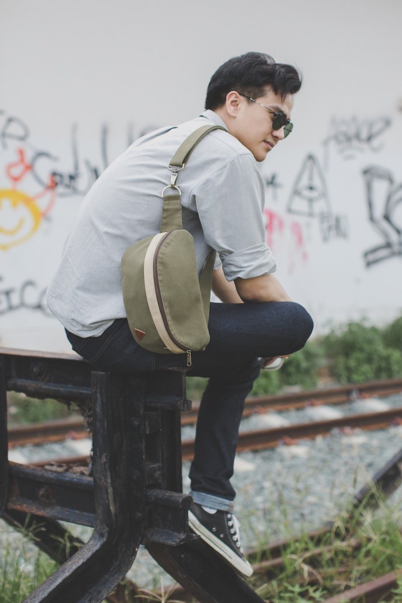 Olive / Beige Water Repellent Canvas Crossbody Bag - 侧背包/斜挎包 - 防水材质 卡其色