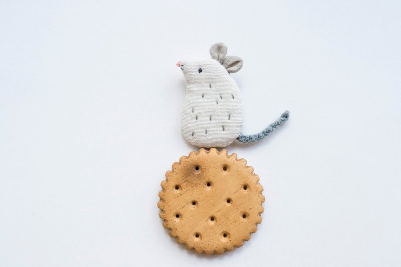 老鼠 Mouse mini brooch pin - Chamomile - 胸针 - 棉 白色