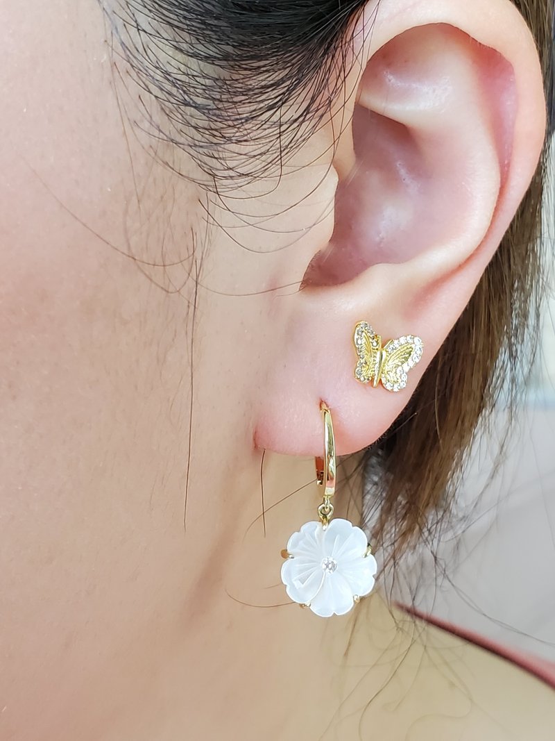 925 纯银耳针 镀14K金 扶桑花贝壳耳环 ~ 花耳环 ~ 耳扣耳环 - 耳环/耳夹 - 纯银 金色