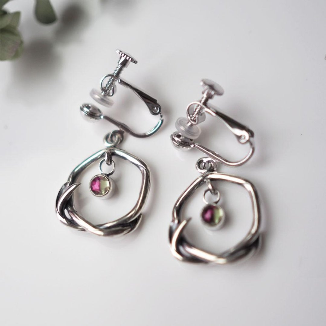 Rei Clip-On Peridot / Ruby One Ear - 耳环/耳夹 - 宝石 银色
