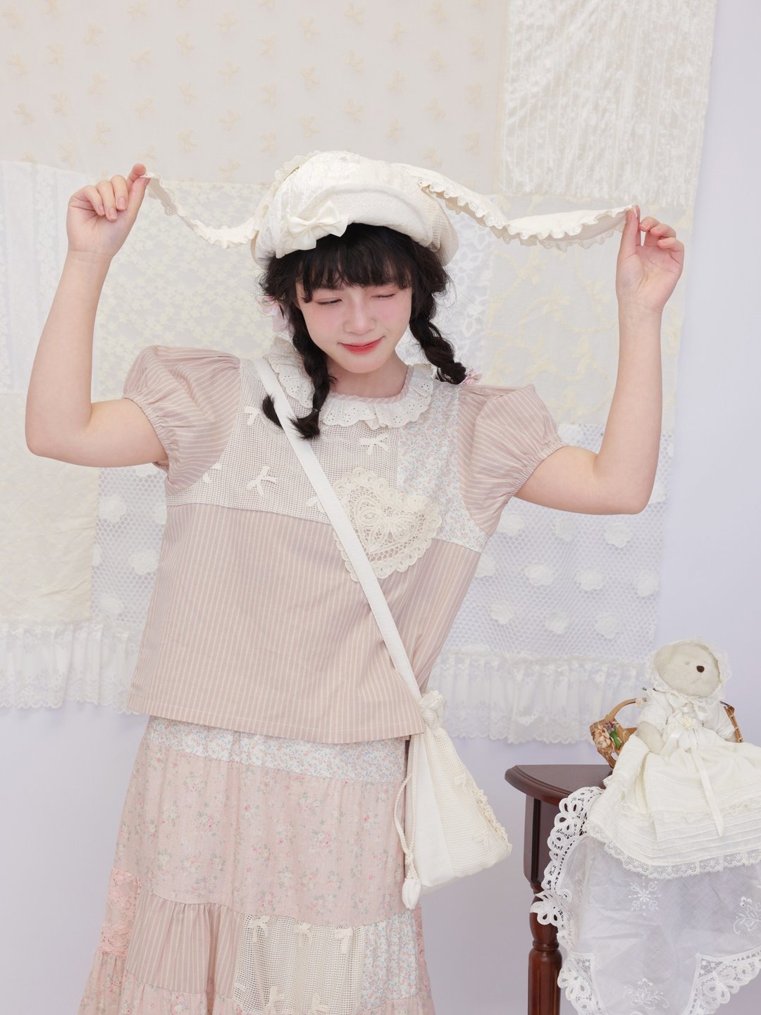 復古少女拼布襯衫  / 粉條紋碎花愛心蕾絲泡泡袖上衣 - 女装衬衫 - 其他材质 粉红色