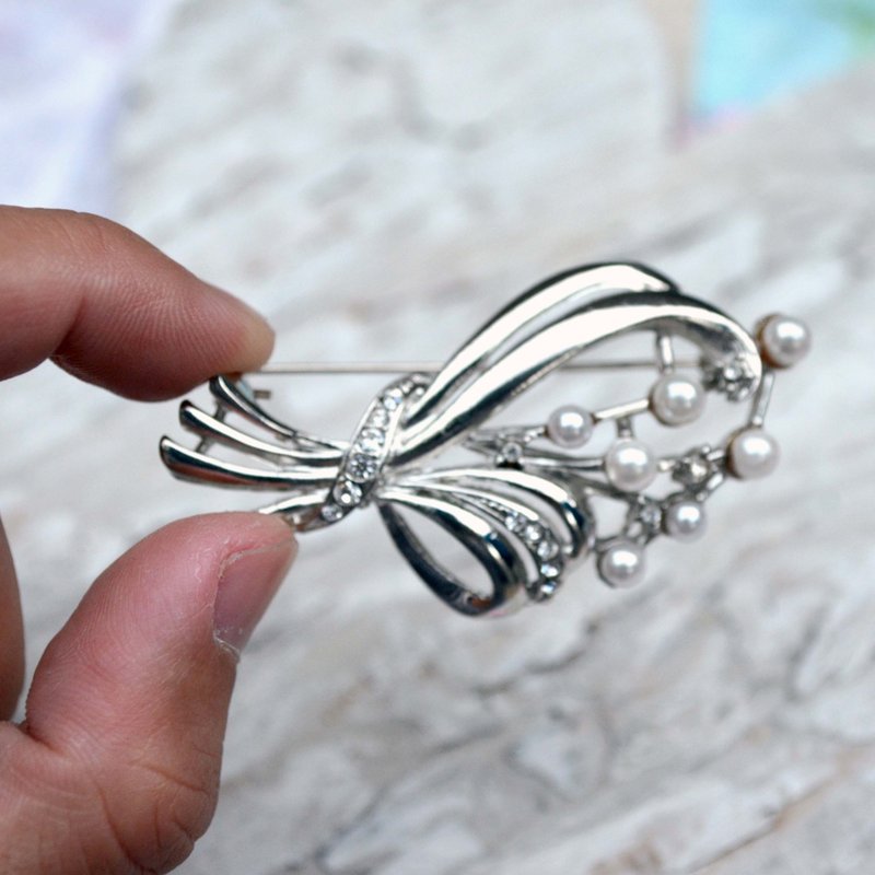 简约风银色树脂珍珠胸针 蝴蝶结型 日本高级二手中古珠宝首饰古着 - 胸针 - 其他材质 银色