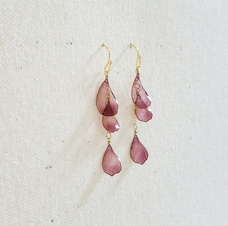 wine coloured petals pierced or clip-on earrings - 耳环/耳夹 - 树脂 紫色