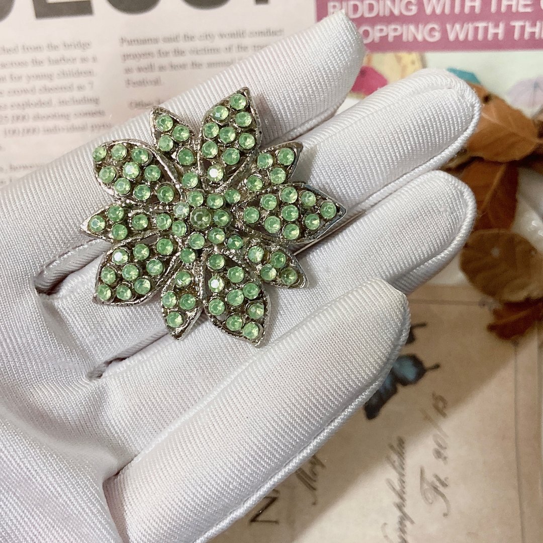 【西洋古董饰品】青苹绿 花型绿叶 自然优雅 莱茵钻 胸章 胸针 - 胸针 - 贵金属 绿色