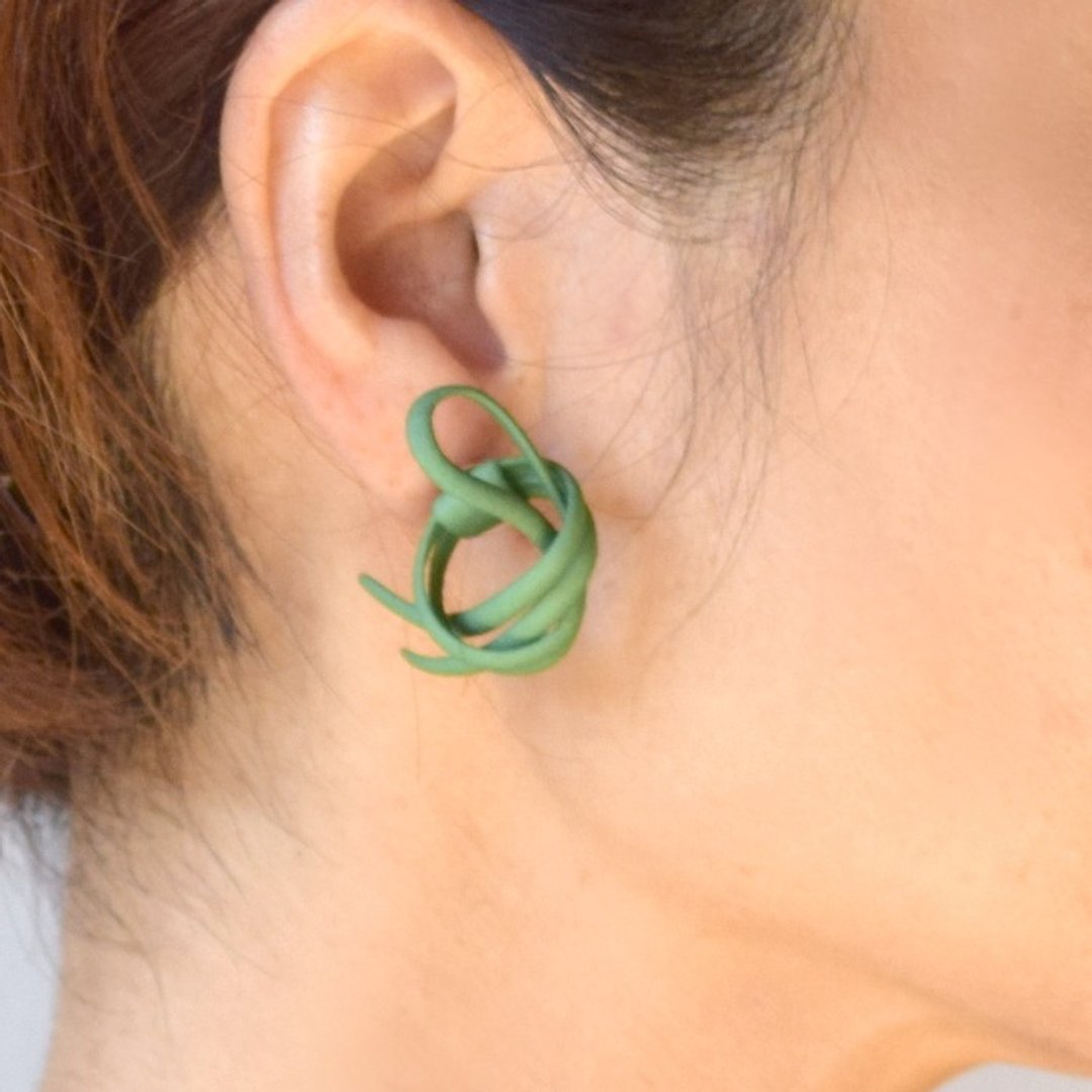 Twine green earrings - 耳环/耳夹 - 塑料 绿色