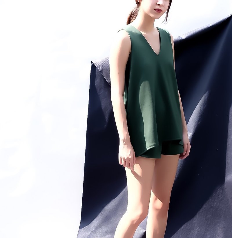 Set Vest V Neck Top with Hot Pants - Dark Green. - 女装上衣 - 其他材质 绿色