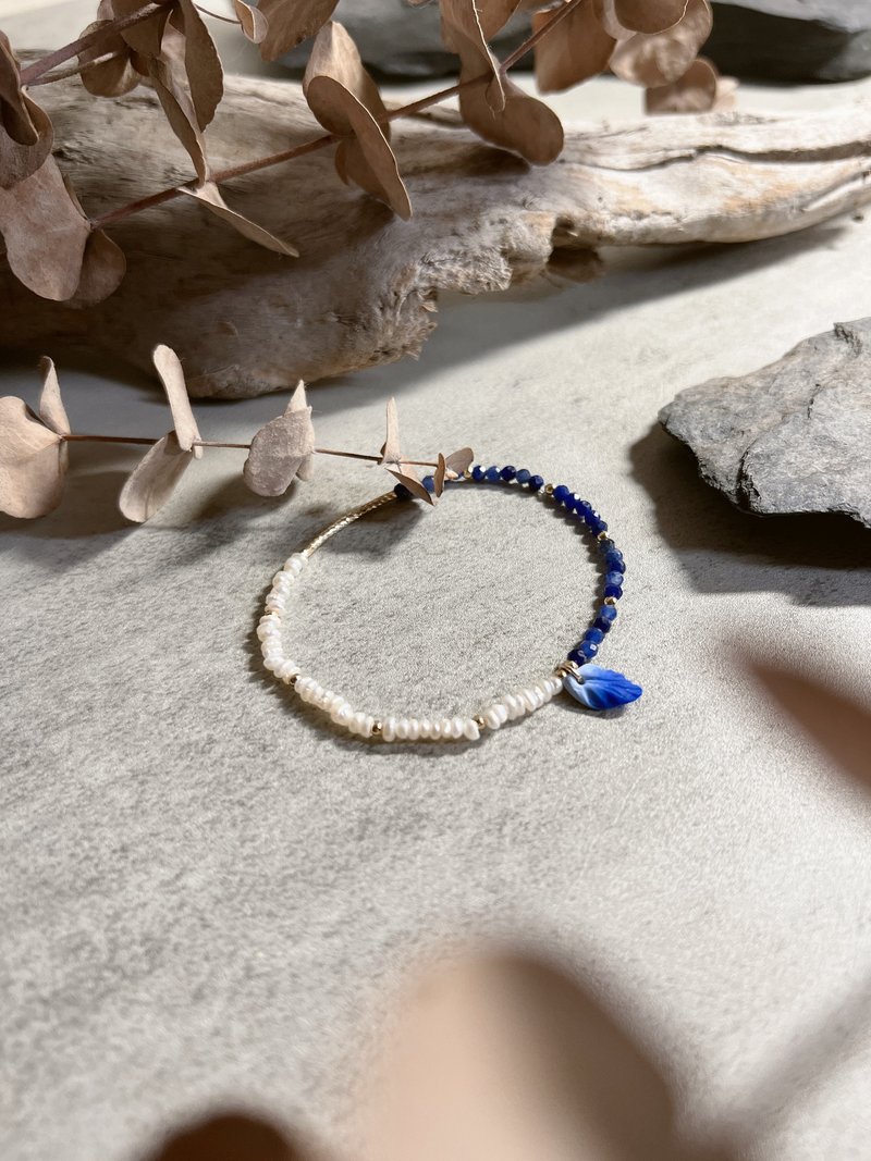 深蓝小飞燕 • 软陶小花瓣碎银子珍珠X苏打石弹性手链 - 手链/手环 - 珍珠 蓝色