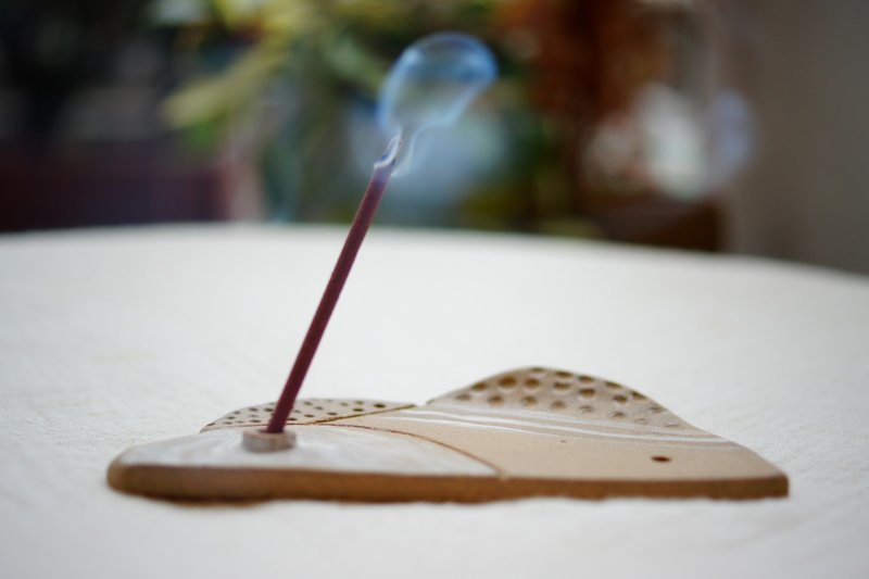 手捏粉引袅袅 线香座  香插座  饰物碟 - 香薰/精油/线香 - 陶 白色