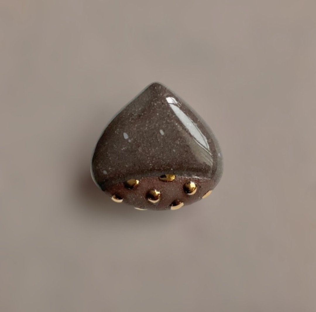 陶瓷胸针 栗子 - 胸针 - 陶 咖啡色