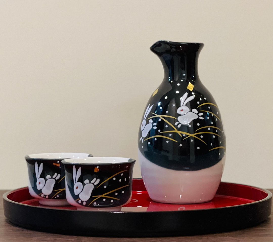 【结婚礼】九谷烧-晩酌揃 玉兔(附漆器托盘) - 酒杯/酒器 - 瓷 黑色