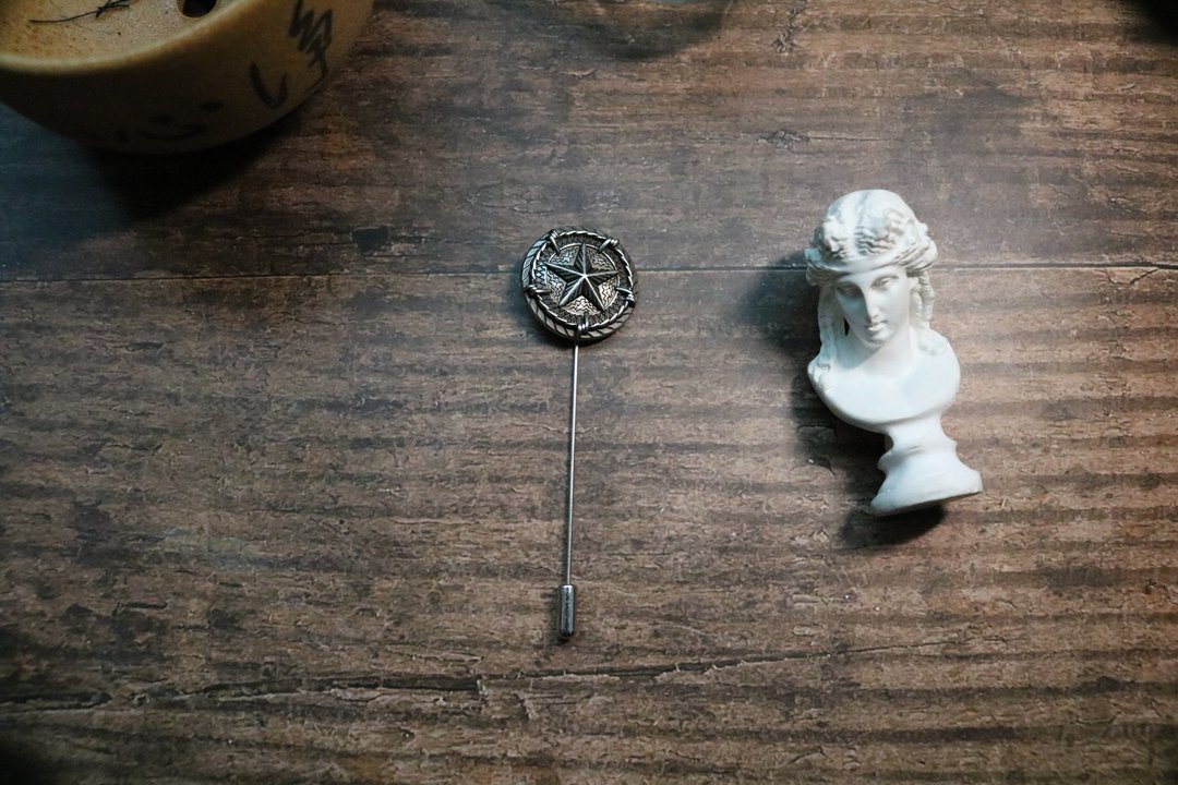 古銀星星金屬胸針復古風高檔胸花 - 胸针 - 铜/黄铜 银色