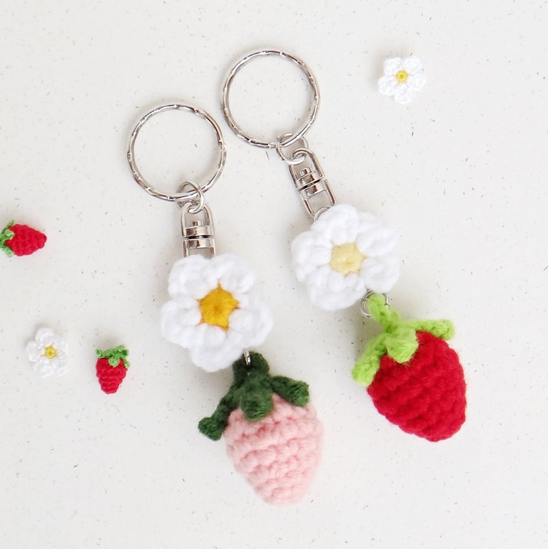 毛线编织/草莓 花/钥匙圈 - 吊饰 - 其他人造纤维 粉红色