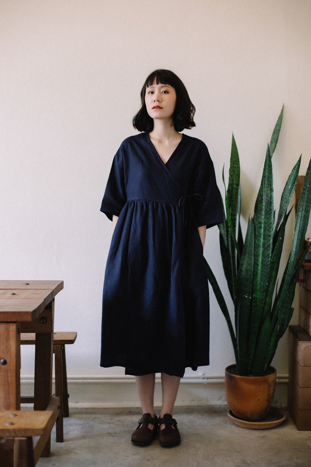 Linen wrap dress with double bow tie in Navy - 洋装/连衣裙 - 棉 蓝色