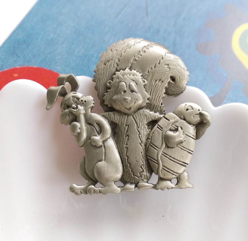 【西洋古董饰品 】JJ 臭鼬 兔子 乌龟 哥俩好 别针 趣味胸针 - 徽章/别针 - 其他金属 金色