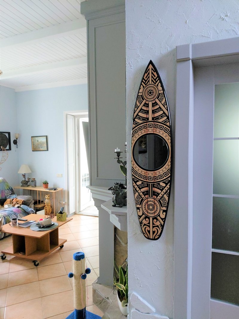Round wall mirror in wooden surfboard-shape frame with black maori style - 墙贴/壁贴 - 木头 多色