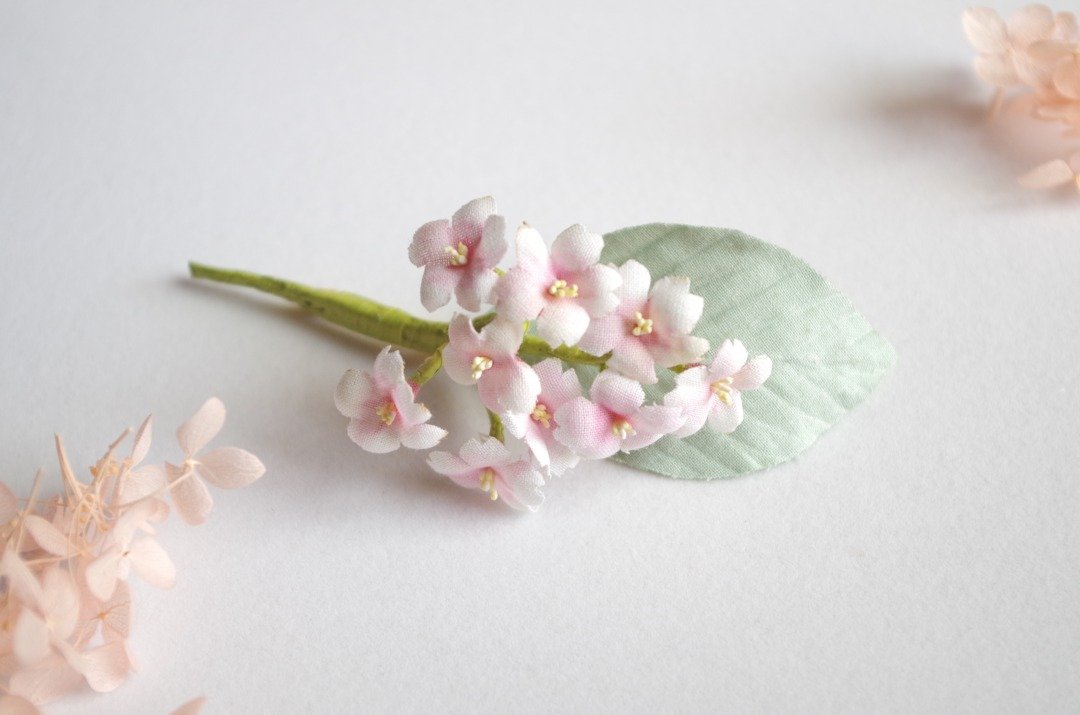 Made-to-order, hand-dyed, cherry blossom corsage - 胸针 - 棉 粉红色