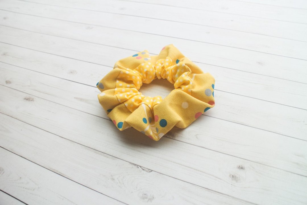 灿烂美好 - 大肠圈 发圈 发束 双面使用 手作拼布设计 - 发饰 - 棉 黄色