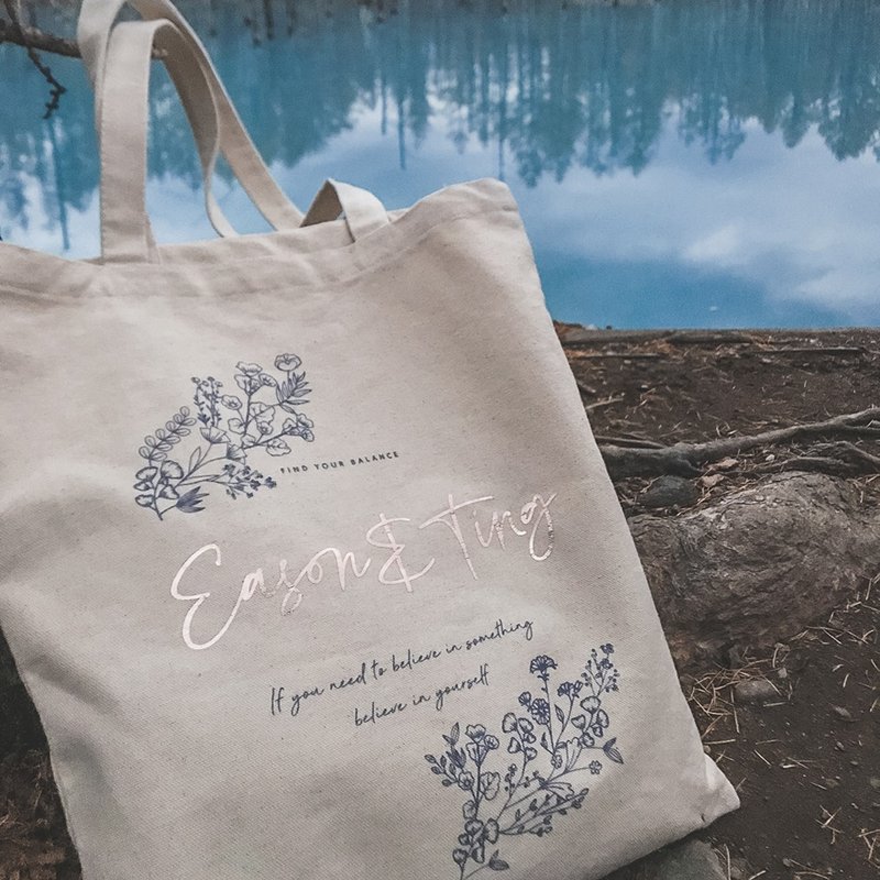 【定制_帆布袋】烫金背袋-美式花卉款| 婚礼 生日 圣诞 交换礼物 - 侧背包/斜挎包 - 棉．麻 卡其色