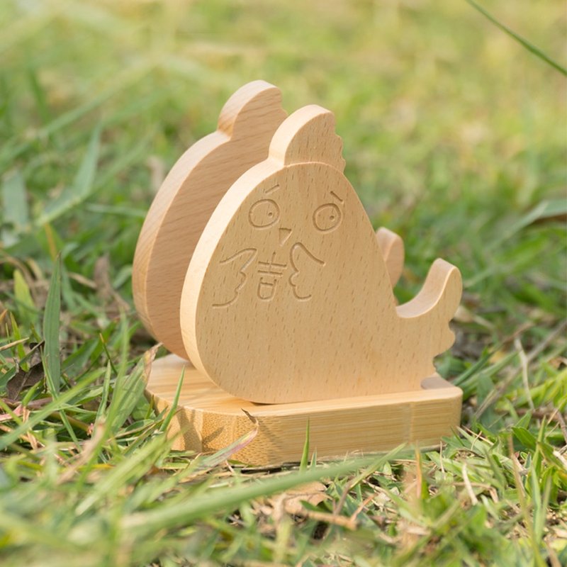 【定制化礼物】大吉 / iPhone Android 定制化 手机座 - 手机座/防尘塞 - 木头 卡其色