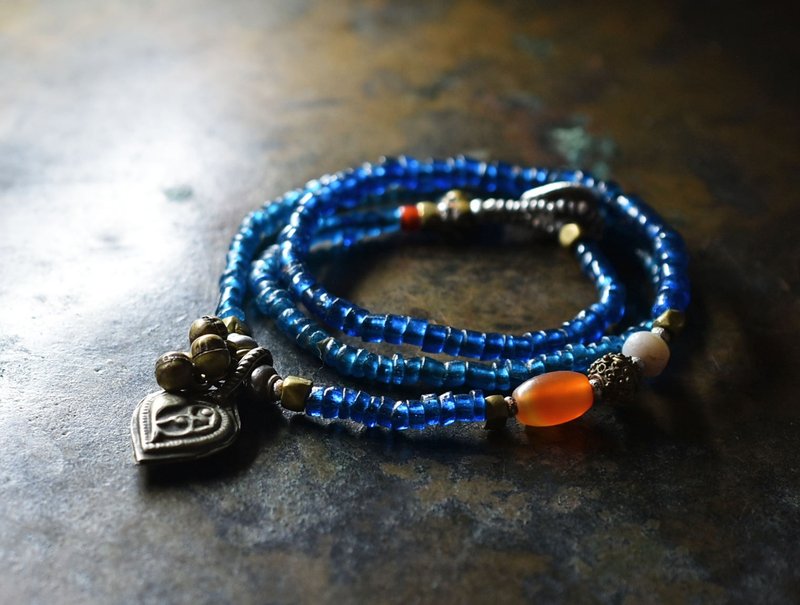 两款印度珠饰与心形阿富汗金属、民族铃、掸族玛瑙、古玛瑙、圆珠黄铜、旧钦银与奥里萨黄铜项链 - 项链 - 玻璃 蓝色