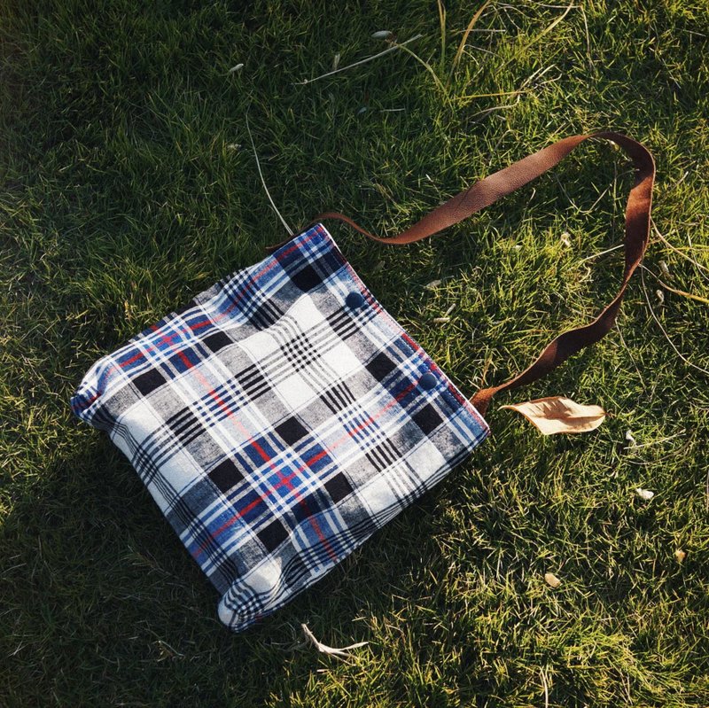 藍白格窄幅手工織布 上海老布土布 皮把手拎包 - 侧背包/斜挎包 - 棉．麻 蓝色