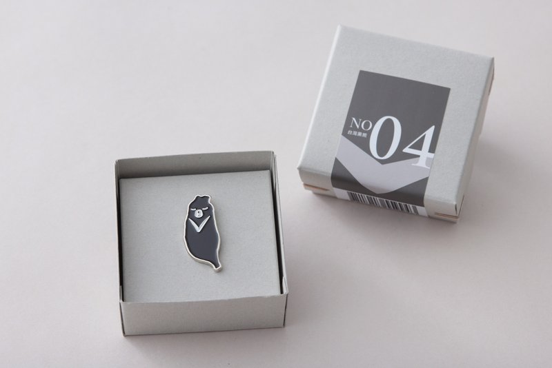 台湾黑熊徽章附礼盒/台湾制 台湾伴手礼 特色礼物 - 胸针 - 其他金属 黑色