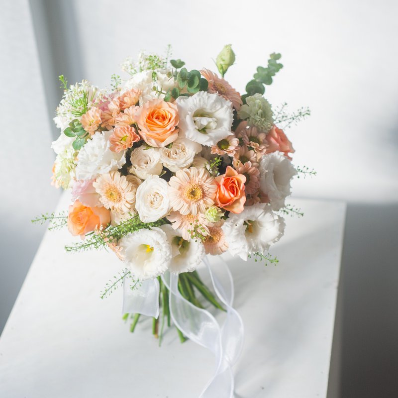 纯白橘肤圆形捧花 | 鲜花花束 | 可定制 | 新娘捧花 | 婚礼捧花 - 干燥花/捧花 - 植物．花 橘色