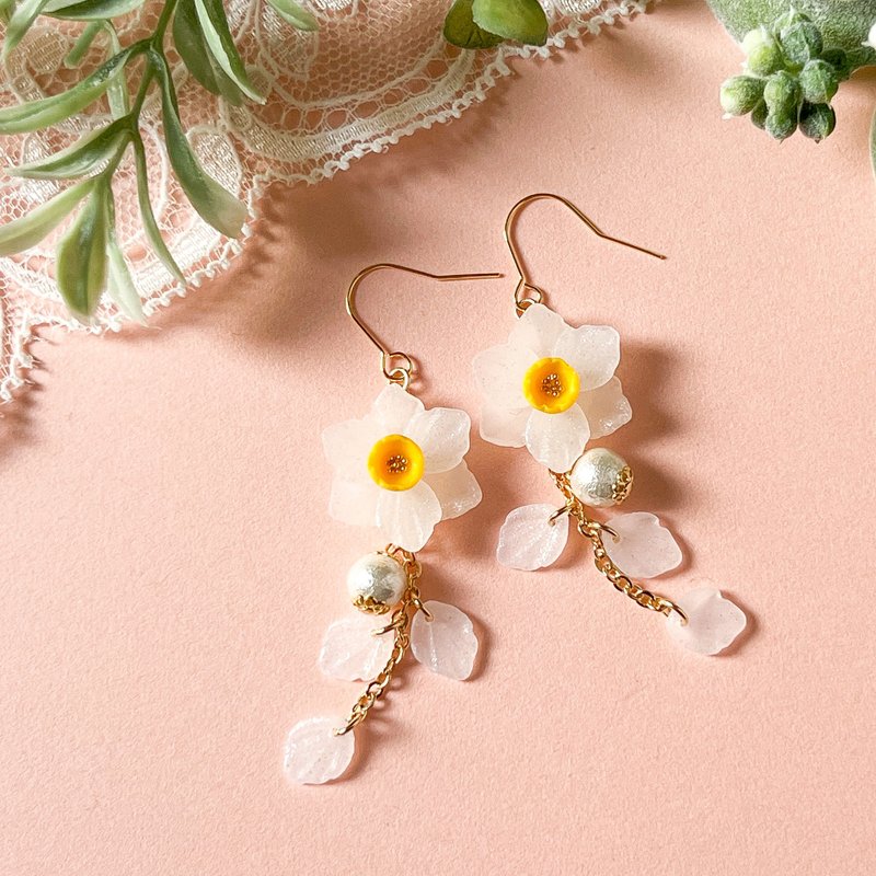 Narcissus swaying in the spring breeze [for metal allergies] earrings or Clip-On - 耳环/耳夹 - 粘土 白色