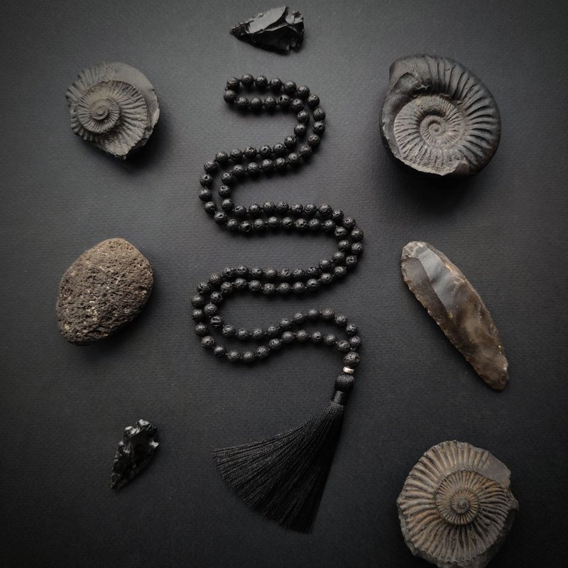 黑色熔岩脉轮 - 极简雾黑祈祷珠，108 颗 Japa Mala 念珠 - 长链 - 半宝石 黑色