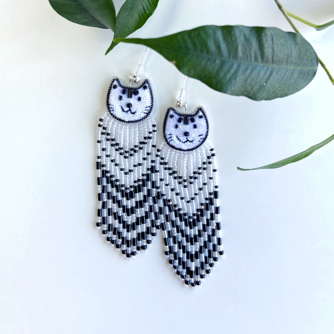 Cat earrings, funny beaded dangle earrings - 耳环/耳夹 - 其他材质 白色