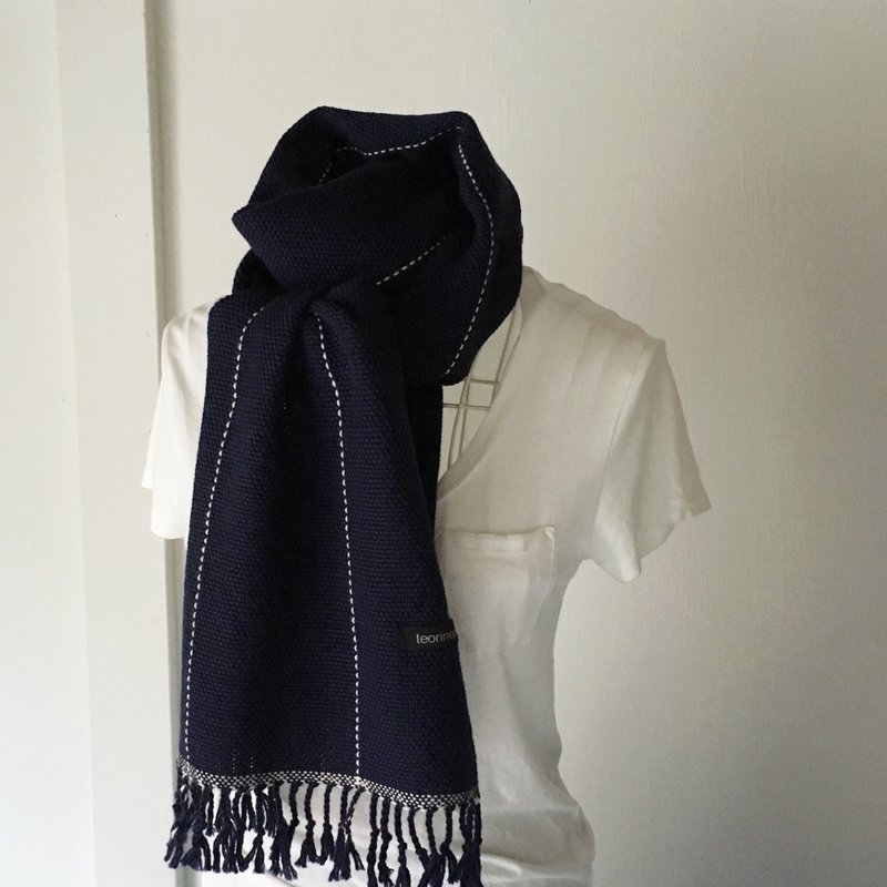 Unisex hand-woven muffler Deep Blue and White lines - 围巾/披肩 - 羊毛 蓝色