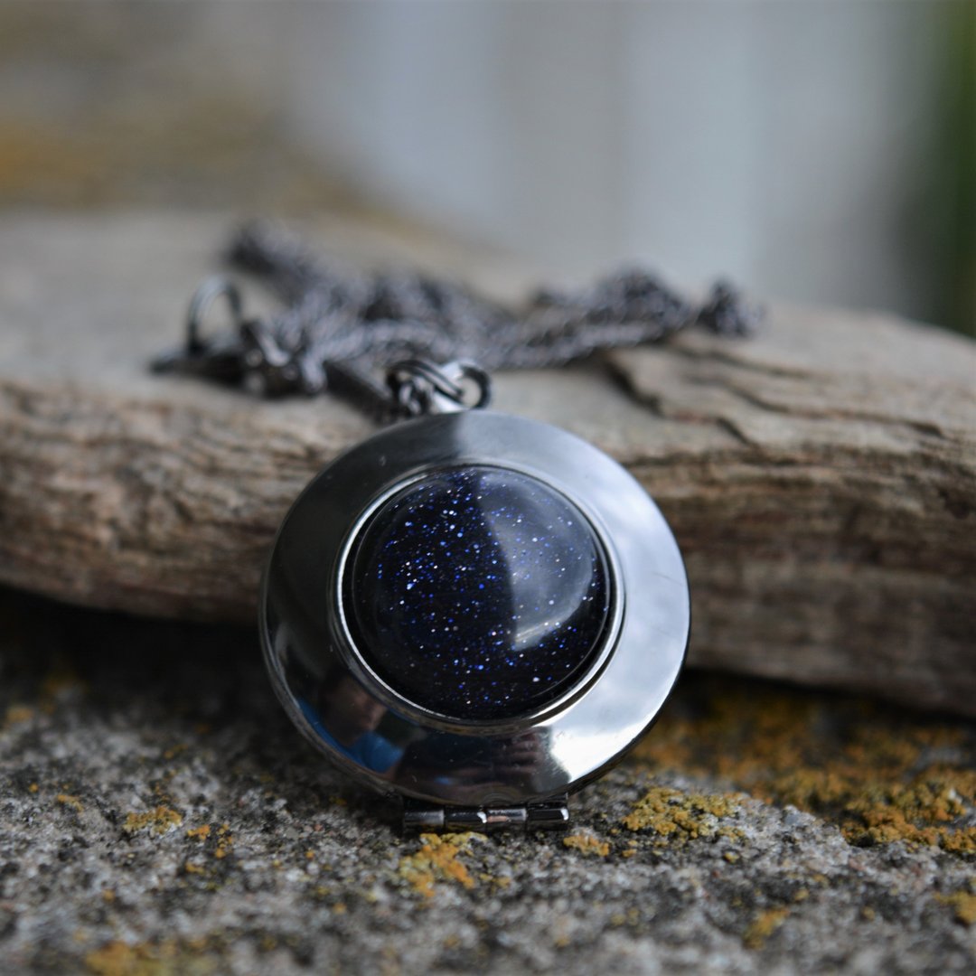Dark locket necklace 蓝色金石炮铜金属奖章项链 Witchy jewelry - 项链 - 其他金属 黑色