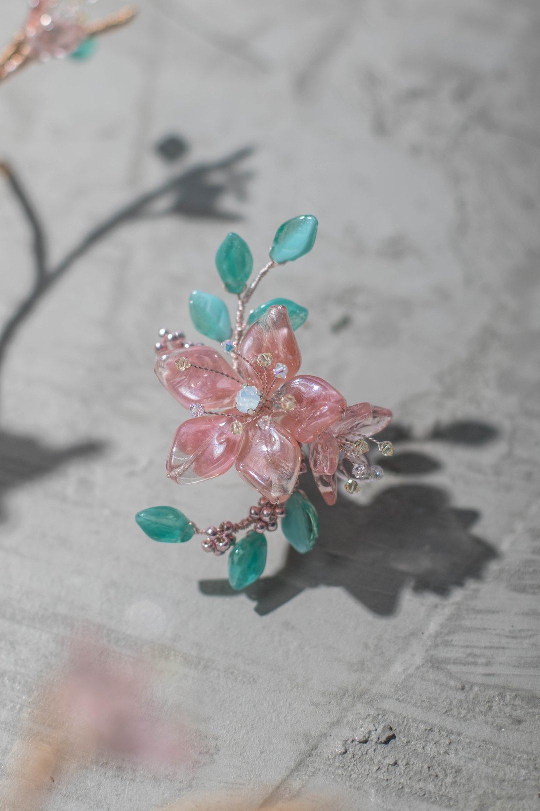 手工珠宝磁扣式胸花-樱.精灵 Cherry Blossom Fairy - 胸针 - 宝石 透明