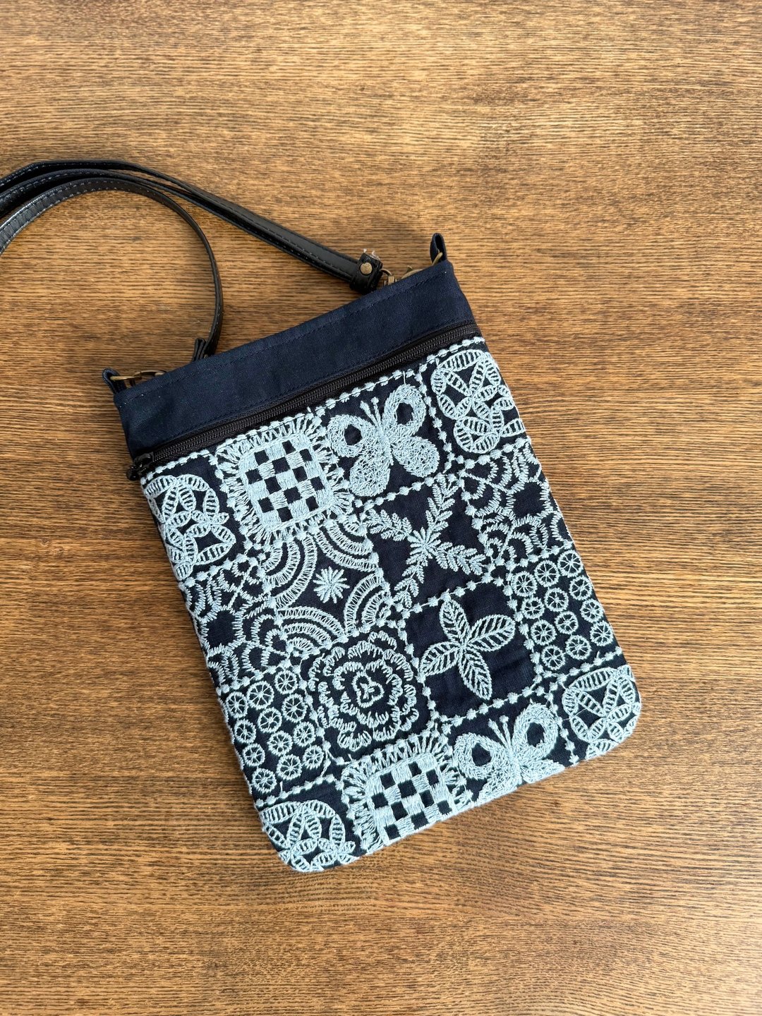手机斜背包 minä perhonen forest tile - 侧背包/斜挎包 - 棉 蓝色