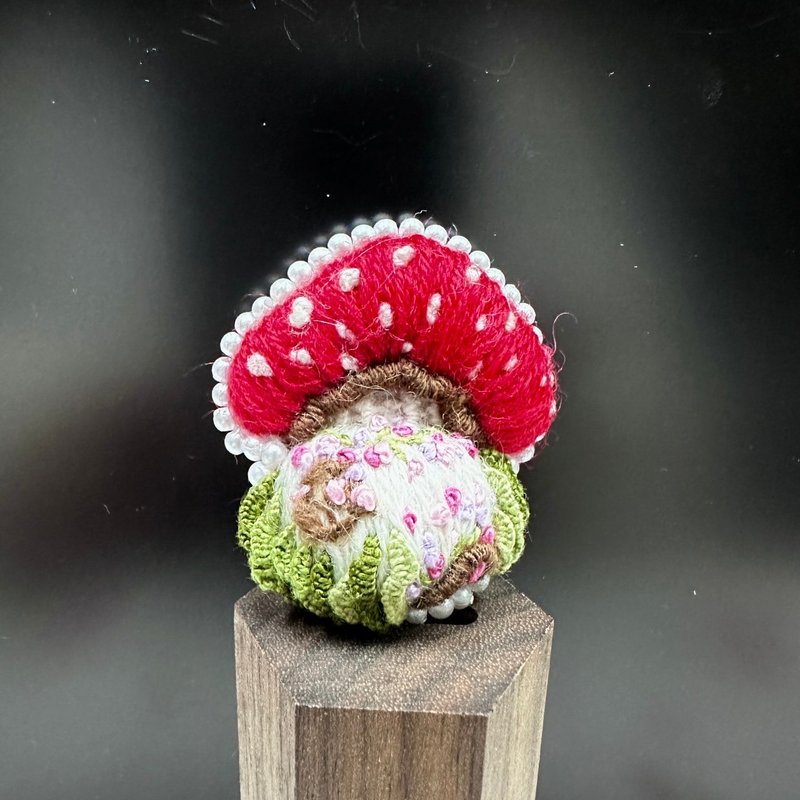 纯手工立体刺绣别针 / 蘑菇屋(胖) - 徽章/别针 - 棉．麻 