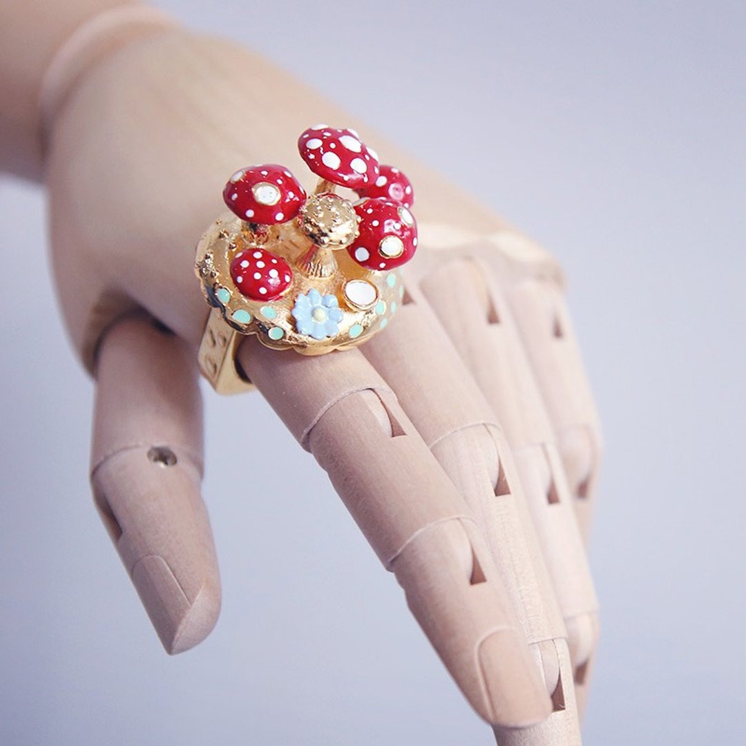 Mushroom Garden Ring, Mushroom Ring, hand painted enamel - 戒指 - 其他金属 红色
