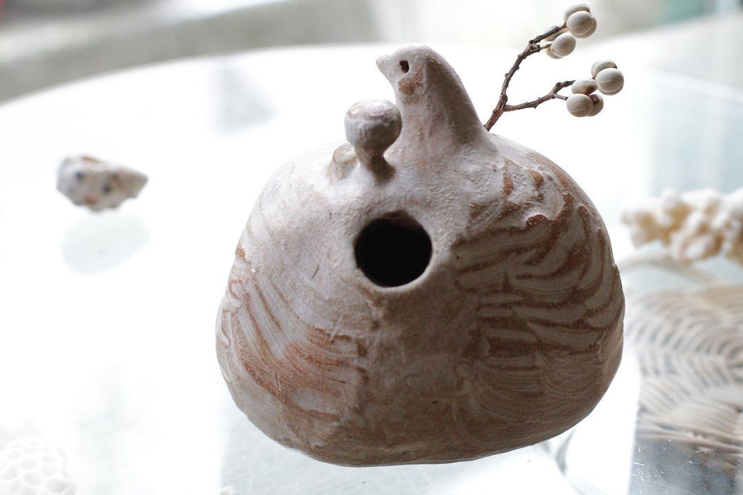 纯手捏陶瓷幸福鸽子仕女摆饰/花器 - 花瓶/陶器 - 陶 金色