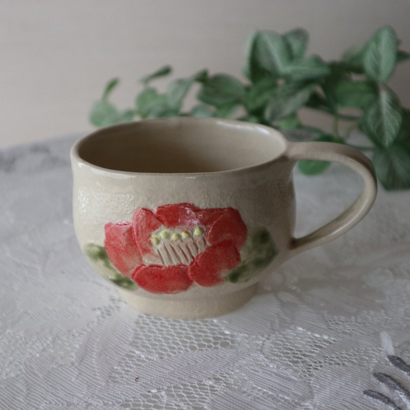 Japanese Red flower tsubaki mug handcrafted pottery Japan-made Japaneses artist - 咖啡杯/马克杯 - 陶 