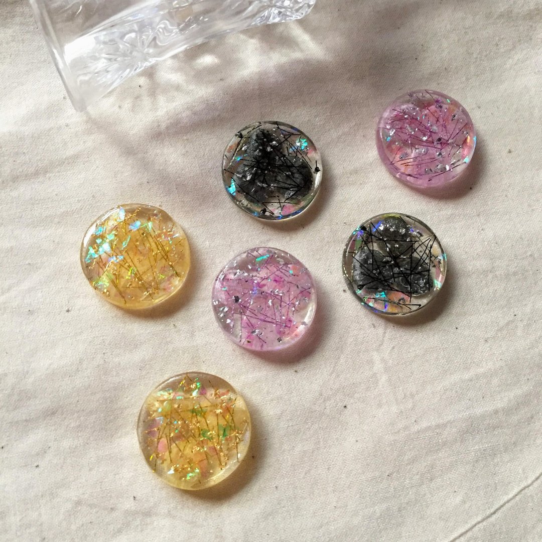 【绣球花耳环】真花耳环 贴耳耳环 干燥花耳环 黑色耳环 - 耳环/耳夹 - 树脂 粉红色
