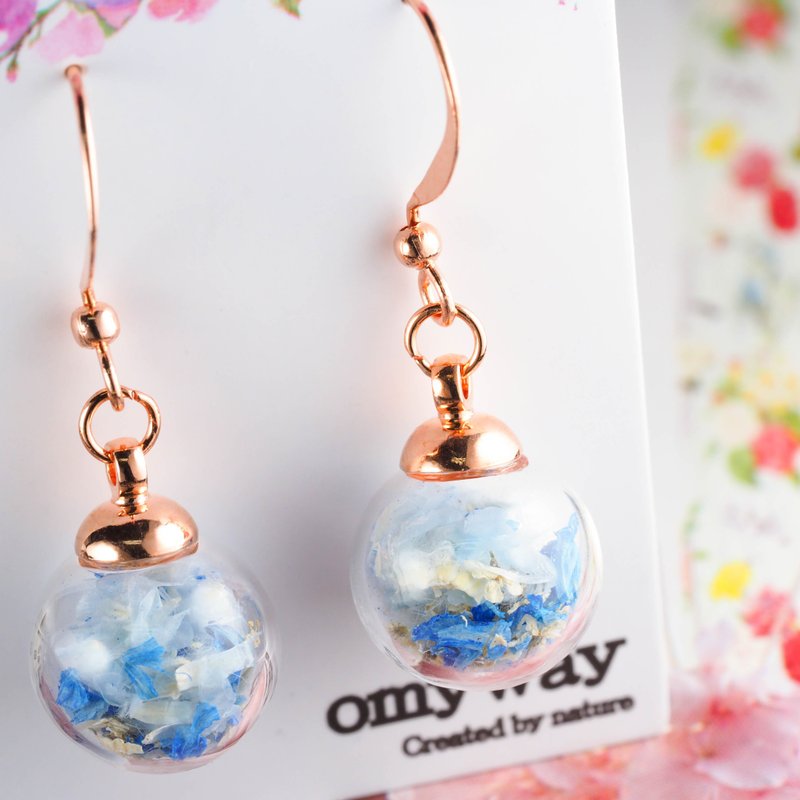 爱家作- OMYWAY 日本粉蓝色小菊干花永生花玻璃球耳环耳夹 1.2cm - 耳环/耳夹 - 玻璃 白色