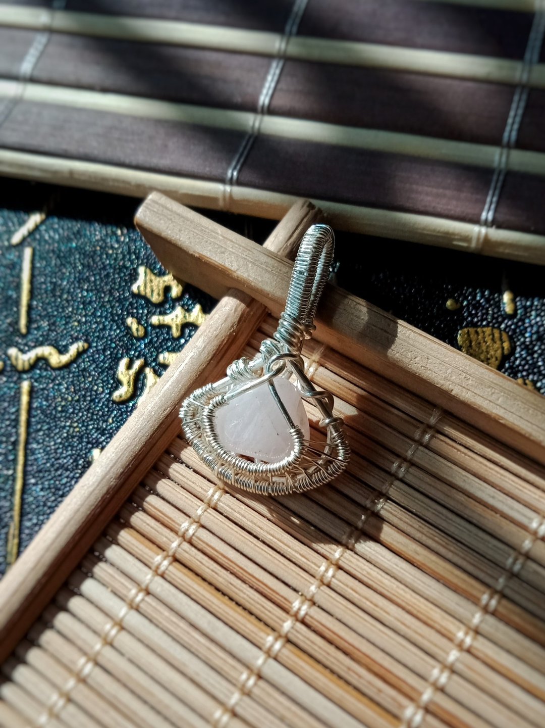 佚名山河。项链、挂饰。粉水晶碎石。金属编织 - 项链 - 宝石 粉红色