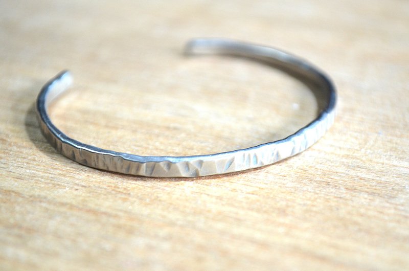 钛手镯，银色锤纹饰面，定制 - 手链/手环 - 其他金属 银色