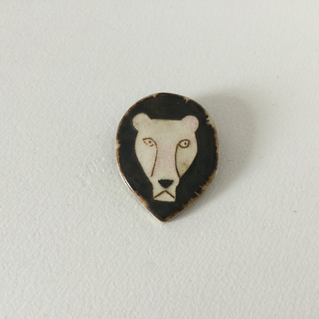 Pottery brooch lion black - 胸针 - 陶 