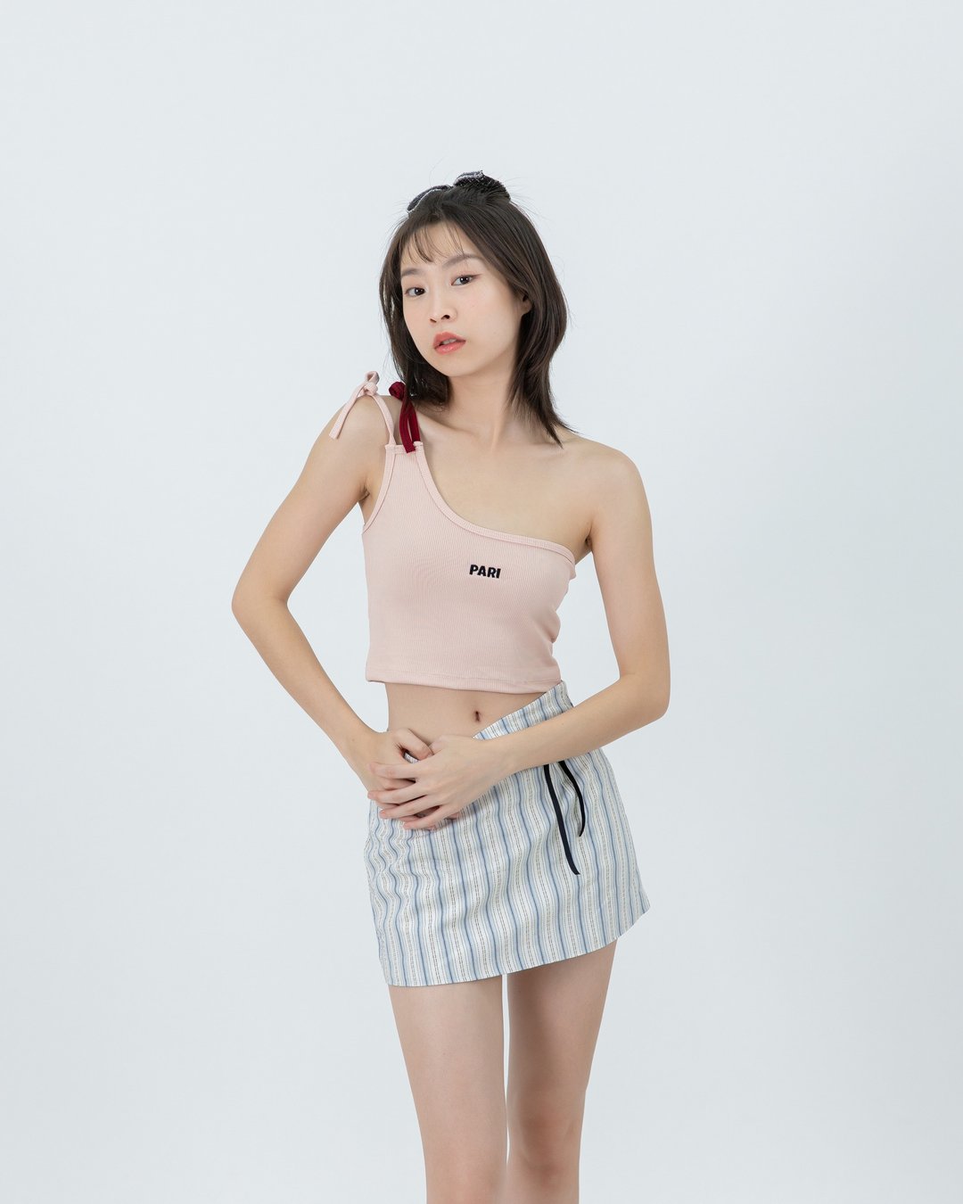 抹胸上衣，右肩有绑带。 - 女装 T 恤 - 其他材质 粉红色